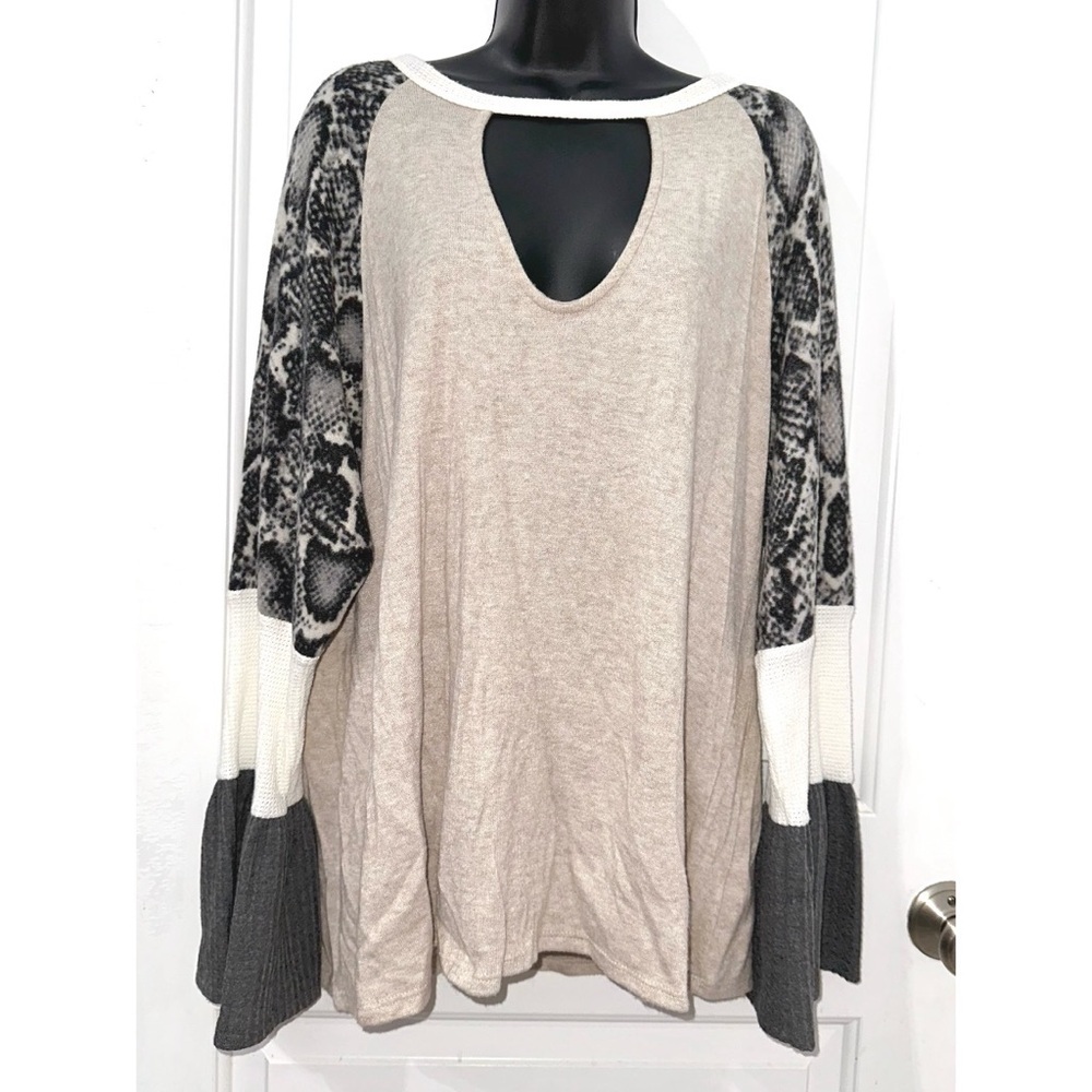 Blue Buttercup Beige & Grey Color-block Top w/ Keyhole Neckline